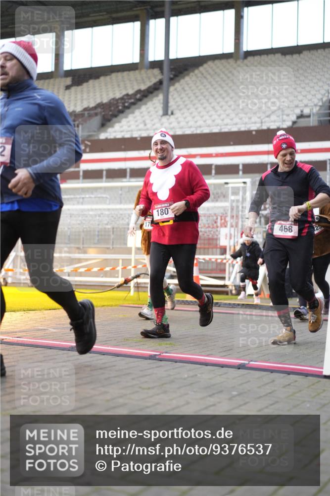 07.12.2025 - St. Pauli X-Mass-Run No. 15 Patografie http://msf.ph/oto/9376537 07.12.2025 10:05:57 Ziel 148, 180, 424, 468, 676, 805, 834, 1788, 1791, 2756, 2757, 2894, 2968, 3093, 3172, 3196, 3812, 3814, 3857, 3859, 3877, 4194, 4235, 4236, 4237, 4246, 4251 meine-sportfotos.de