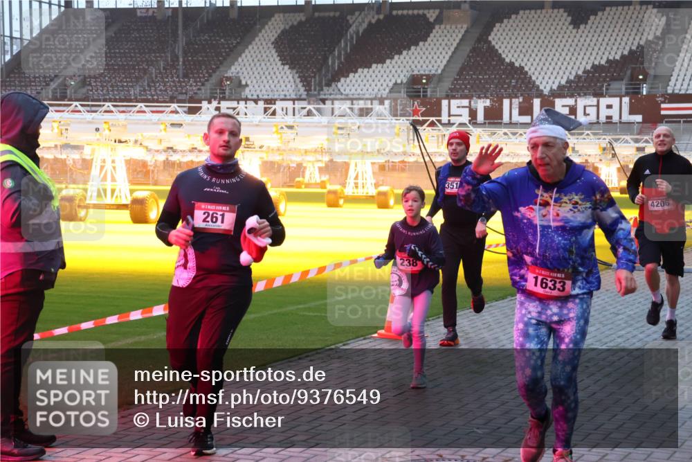 07.12.2025 - St. Pauli X-Mass-Run No. 15 Luisa Fischer http://msf.ph/oto/9376549 07.12.2025 09:58:40 Ziel 5, 261, 238, 351, 1633, 4206, 238, 261, 441, 483, 1173, 1603, 1633, 1774, 2205, 3405, 3515, 4030, 4031, 4206 meine-sportfotos.de