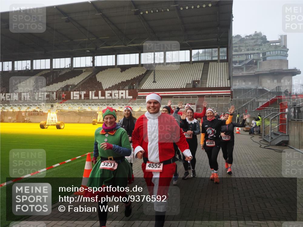 07.12.2025 - St. Pauli X-Mass-Run No. 15 Fabian Wolf http://msf.ph/oto/9376592 07.12.2025 10:05:41 Ziel 2, 3, 54, 123, 363, 385, 512, 945, 1215, 1222, 1789, 3231, 4195, 4552, 4555, 4559, 4560 meine-sportfotos.de