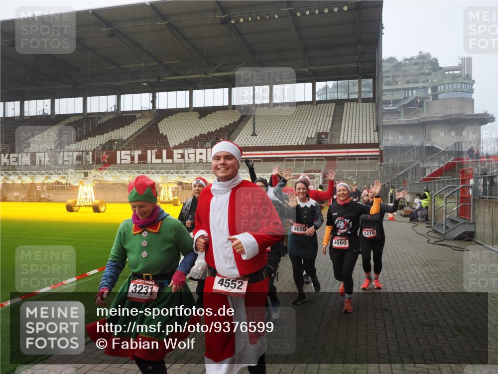 07.12.2025 - St. Pauli X-Mass-Run No. 15 Fabian Wolf http://msf.ph/oto/9376599 07.12.2025 10:05:41 Ziel 2, 3, 54, 123, 363, 385, 512, 945, 1215, 1222, 1789, 3231, 4195, 4552, 4555, 4559, 4560 meine-sportfotos.de