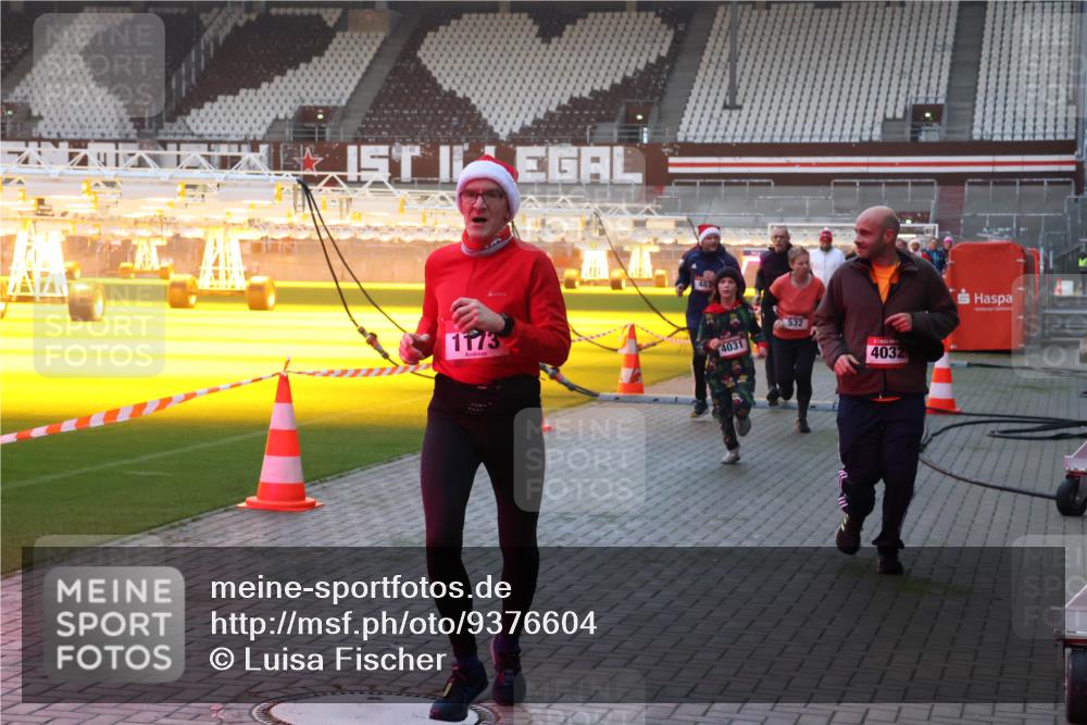07.12.2025 - St. Pauli X-Mass-Run No. 15 Luisa Fischer http://msf.ph/oto/9376604 07.12.2025 09:58:49 Ziel 1173, 4031, 532, 4032, 238, 261, 441, 483, 532, 1003, 1115, 1173, 1528, 1603, 1633, 1774, 1782, 1785, 2205, 2392, 3308, 3405, 3515, 4031, 4206 meine-sportfotos.de