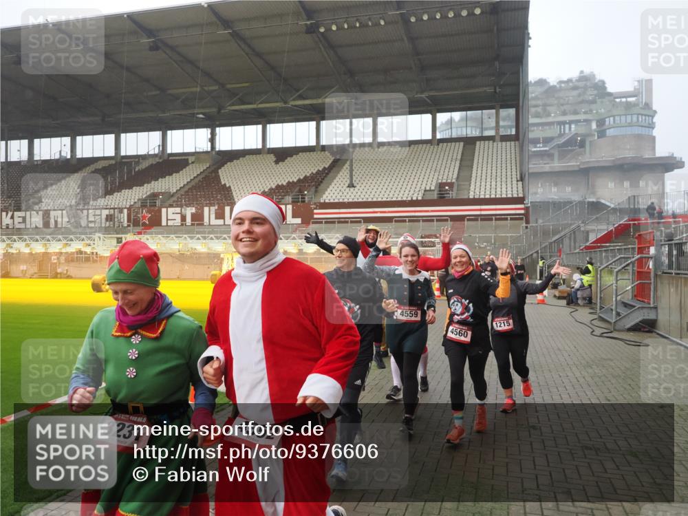 07.12.2025 - St. Pauli X-Mass-Run No. 15 Fabian Wolf http://msf.ph/oto/9376606 07.12.2025 10:05:41 Ziel 2, 3, 54, 123, 363, 385, 512, 945, 1215, 1222, 1789, 3231, 4195, 4552, 4555, 4559, 4560 meine-sportfotos.de