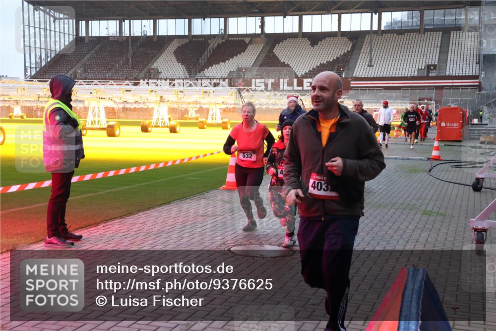 07.12.2025 - St. Pauli X-Mass-Run No. 15 Luisa Fischer http://msf.ph/oto/9376625 07.12.2025 09:58:52 Ziel 532, 403, 238, 261, 483, 532, 1003, 1115, 1173, 1528, 1542, 1603, 1633, 1774, 1782, 1785, 2205, 2392, 3308, 3405, 3515, 4031, 4206 meine-sportfotos.de