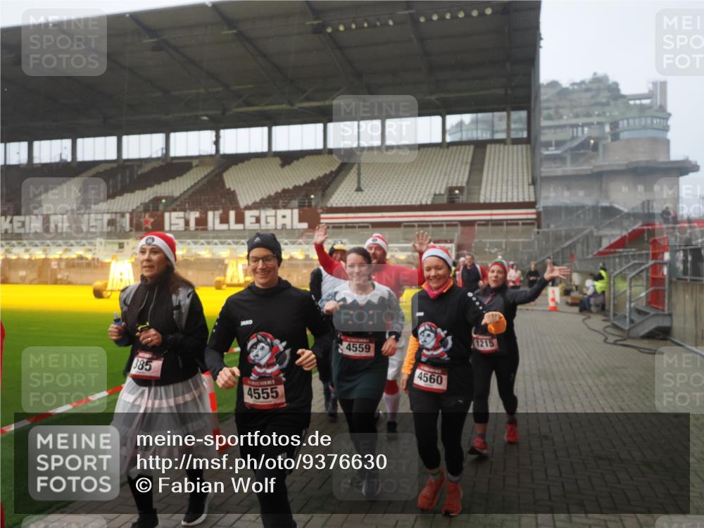 07.12.2025 - St. Pauli X-Mass-Run No. 15 Fabian Wolf http://msf.ph/oto/9376630 07.12.2025 10:05:42 Ziel 2, 3, 54, 123, 363, 385, 512, 945, 1215, 1222, 1789, 1791, 3231, 4195, 4552, 4555, 4559, 4560 meine-sportfotos.de
