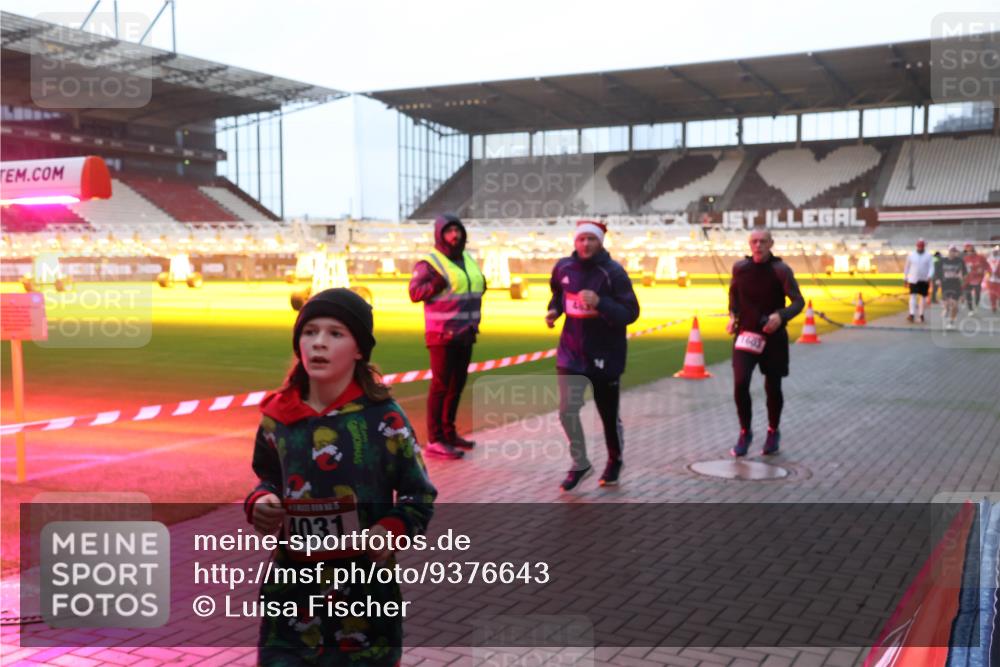 07.12.2025 - St. Pauli X-Mass-Run No. 15 Luisa Fischer http://msf.ph/oto/9376643 07.12.2025 09:58:54 Ziel 4031, 1601, 238, 261, 483, 532, 1003, 1115, 1173, 1528, 1542, 1603, 1633, 1774, 1782, 1785, 2205, 2392, 3308, 3405, 3515, 4031, 4206 meine-sportfotos.de