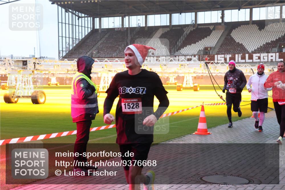 07.12.2025 - St. Pauli X-Mass-Run No. 15 Luisa Fischer http://msf.ph/oto/9376668 07.12.2025 09:59:00 Ziel 1887, 5, 1528, 1542, 238, 261, 483, 532, 655, 1003, 1115, 1173, 1528, 1542, 1603, 1633, 1774, 1782, 1785, 2205, 2392, 3308, 3405, 3515, 4031, 4206 meine-sportfotos.de