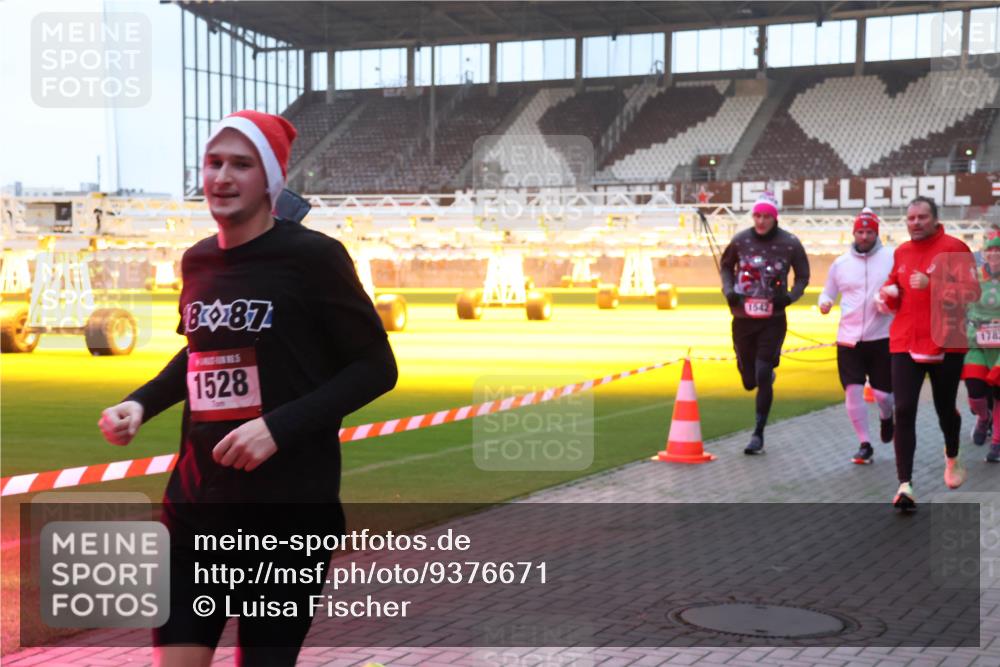 07.12.2025 - St. Pauli X-Mass-Run No. 15 Luisa Fischer http://msf.ph/oto/9376671 07.12.2025 09:59:00 Ziel 8087, 1528, 1542, 1782, 238, 261, 483, 532, 655, 1003, 1115, 1173, 1528, 1542, 1603, 1633, 1774, 1782, 1785, 2205, 2392, 3308, 3405, 3515, 4031, 4206 meine-sportfotos.de