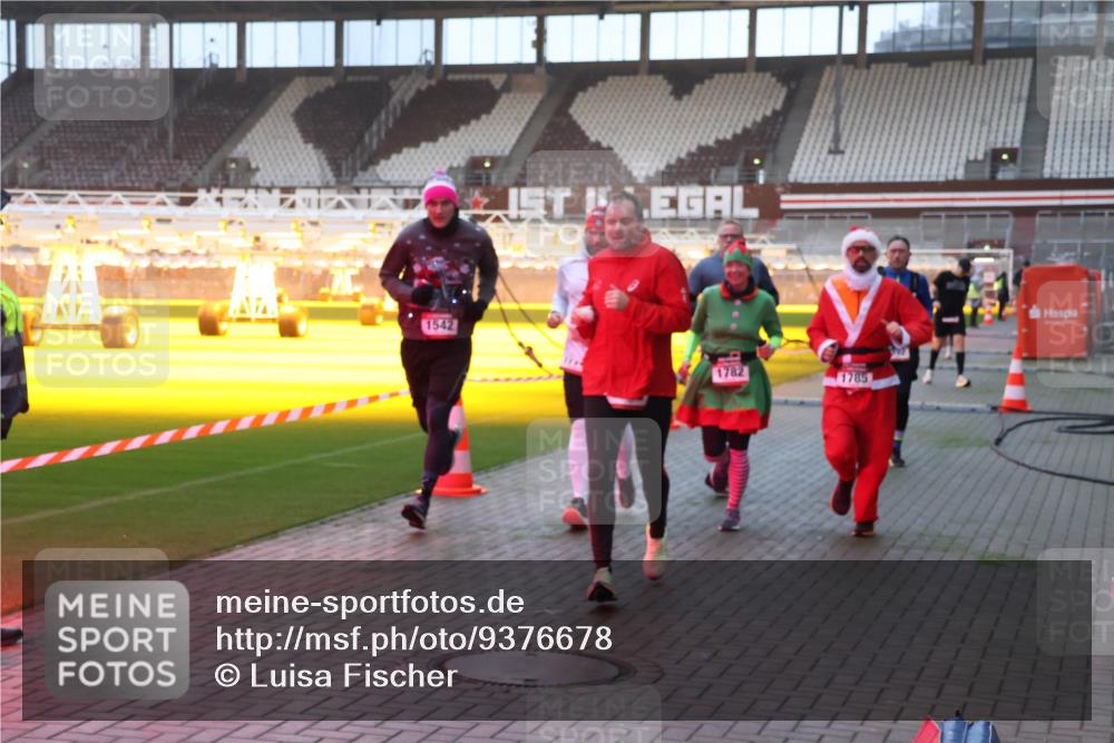 07.12.2025 - St. Pauli X-Mass-Run No. 15 Luisa Fischer http://msf.ph/oto/9376678 07.12.2025 09:59:01 Ziel 1542, 1782, 1785, 238, 261, 483, 532, 655, 1003, 1115, 1173, 1528, 1542, 1603, 1633, 1774, 1782, 1785, 2205, 2392, 3308, 3405, 3515, 4031, 4206 meine-sportfotos.de