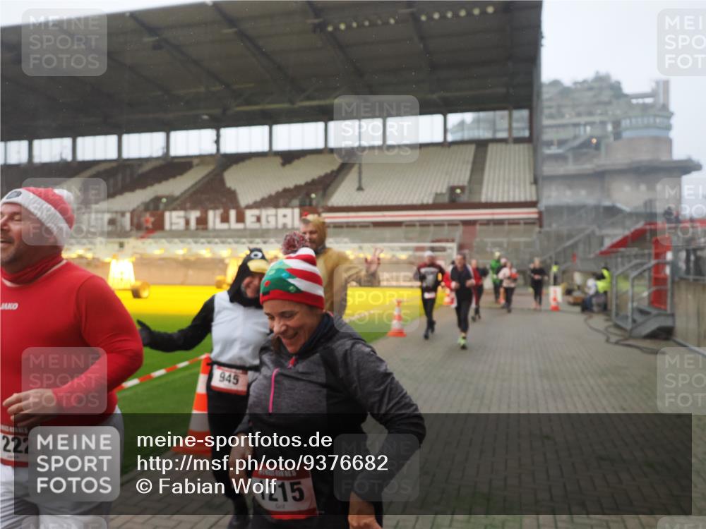 07.12.2025 - St. Pauli X-Mass-Run No. 15 Fabian Wolf http://msf.ph/oto/9376682 07.12.2025 10:05:43 Ziel 2, 3, 54, 123, 363, 385, 512, 945, 1215, 1222, 1789, 1791, 3231, 4194, 4195, 4552, 4555, 4559, 4560 meine-sportfotos.de