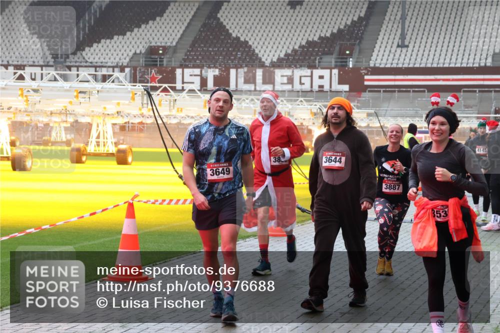 07.12.2025 - St. Pauli X-Mass-Run No. 15 Luisa Fischer http://msf.ph/oto/9376688 07.12.2025 10:23:59 Ziel 1, 1, 3649, 38, 3644, 3887, 353, 4145, 638, 1104, 2508, 2511, 2603, 2634, 3052, 3078, 3079, 3539, 3644, 3649, 3887, 3890, 4005, 4043, 4139, 4141, 4144, 4145, 4377, 4378, 4458, 4549 meine-sportfotos.de