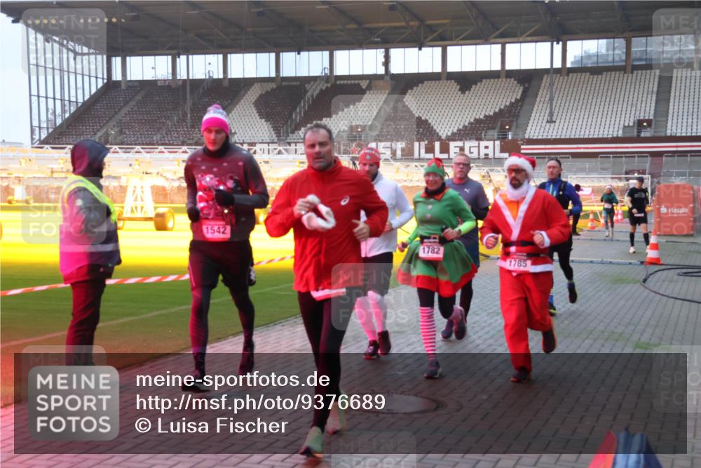 07.12.2025 - St. Pauli X-Mass-Run No. 15 Luisa Fischer http://msf.ph/oto/9376689 07.12.2025 09:59:02 Ziel 1542, 1782, 1785, 238, 261, 483, 532, 655, 1003, 1115, 1173, 1528, 1542, 1603, 1633, 1774, 1782, 1785, 2205, 2392, 3308, 3405, 3515, 4031, 4206 meine-sportfotos.de
