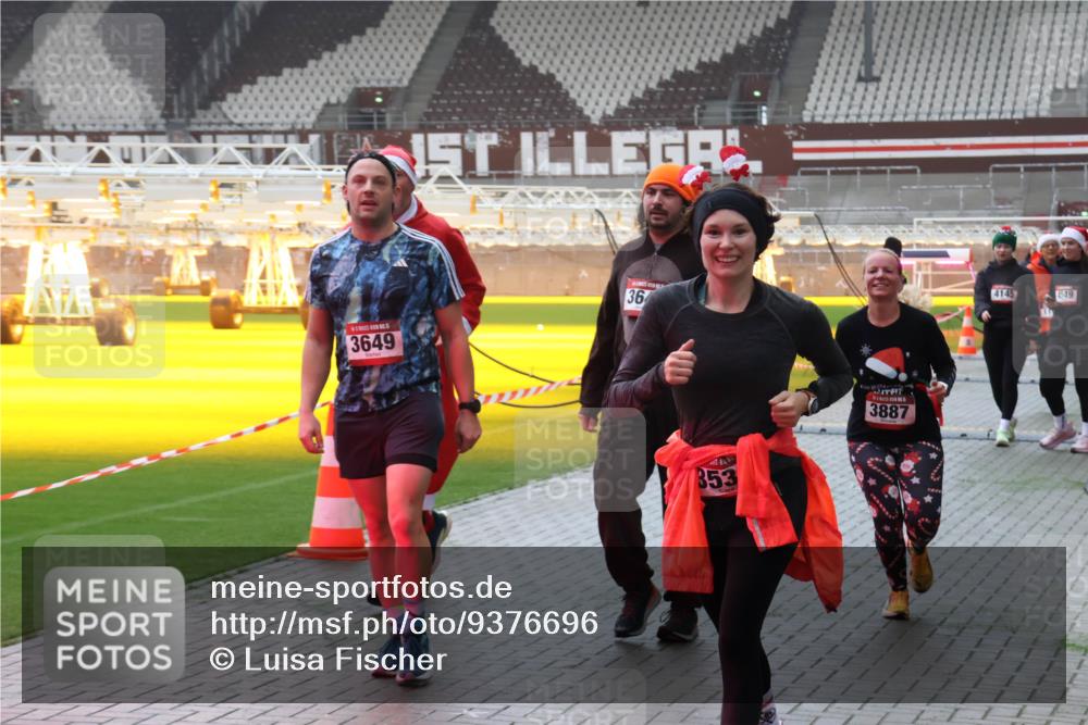 07.12.2025 - St. Pauli X-Mass-Run No. 15 Luisa Fischer http://msf.ph/oto/9376696 07.12.2025 10:24:00 Ziel 3649, 36, 353, 3887, 4145, 4549, 638, 1104, 2508, 2511, 2603, 2634, 3052, 3078, 3079, 3539, 3644, 3649, 3887, 3890, 4005, 4043, 4139, 4141, 4144, 4145, 4377, 4378, 4458, 4549 meine-sportfotos.de