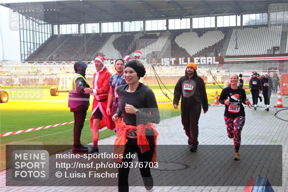 07.12.2025 - St. Pauli X-Mass-Run No. 15 Luisa Fischer http://msf.ph/oto/9376703 07.12.2025 10:24:01 Ziel 47779, 353, 3644, 3887, 4145, 49, 638, 1104, 2508, 2511, 2603, 2634, 3052, 3078, 3079, 3539, 3644, 3649, 3887, 3890, 4005, 4043, 4139, 4141, 4144, 4145, 4377, 4378, 4458, 4549 meine-sportfotos.de