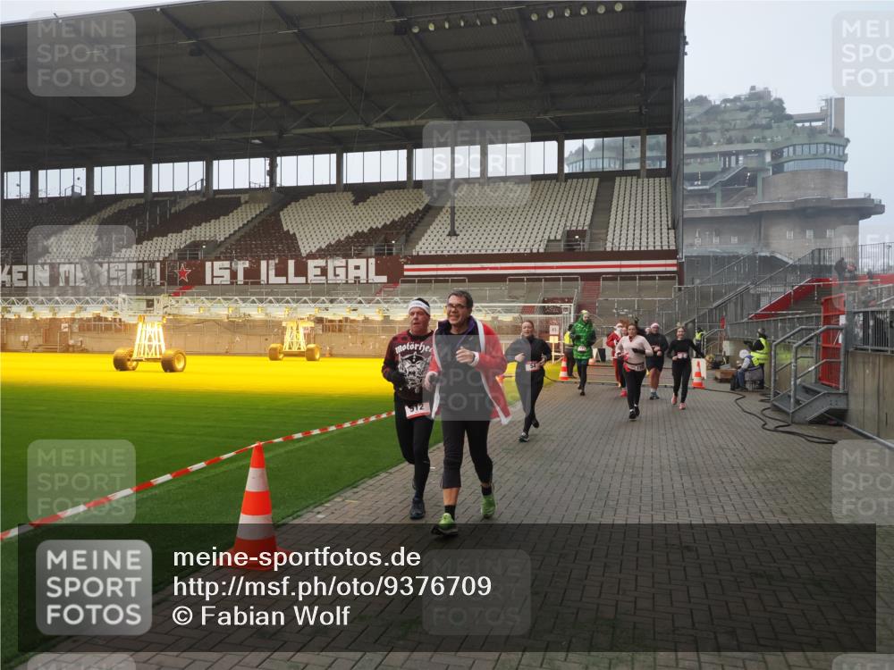 07.12.2025 - St. Pauli X-Mass-Run No. 15 Fabian Wolf http://msf.ph/oto/9376709 07.12.2025 10:05:46 Ziel 2, 3, 54, 123, 363, 385, 512, 945, 1215, 1222, 1789, 1791, 3231, 3877, 4194, 4195, 4552, 4555, 4559, 4560 meine-sportfotos.de