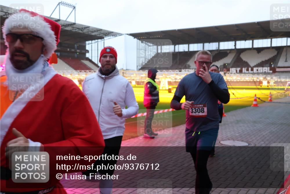 07.12.2025 - St. Pauli X-Mass-Run No. 15 Luisa Fischer http://msf.ph/oto/9376712 07.12.2025 09:59:04 Ziel 3308, 238, 261, 483, 532, 655, 1003, 1115, 1173, 1528, 1542, 1603, 1633, 1774, 1782, 1785, 2205, 2392, 3308, 3515, 4031, 4206 meine-sportfotos.de