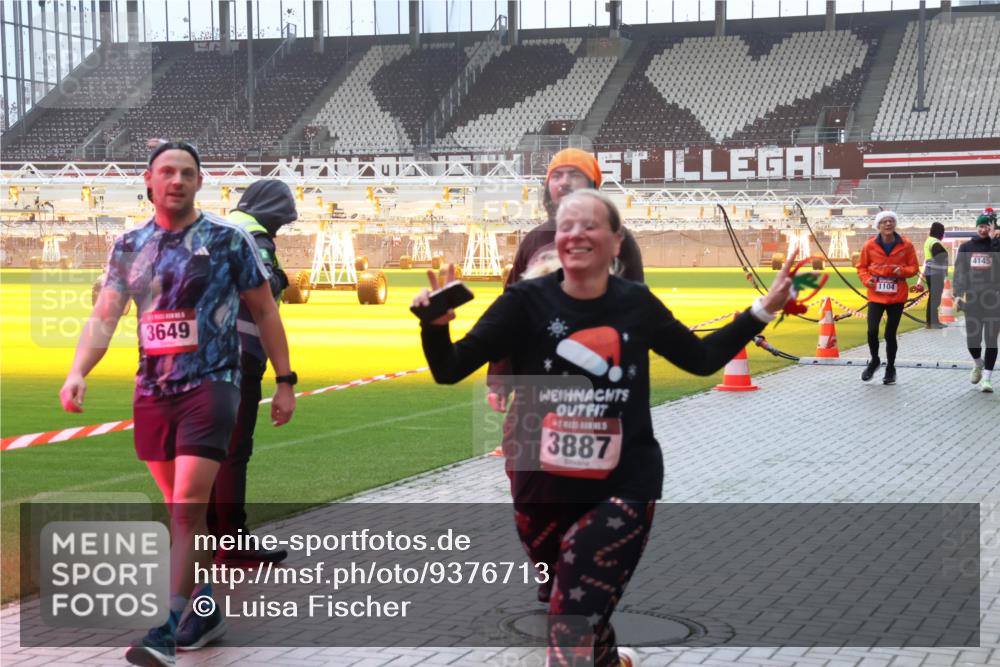 07.12.2025 - St. Pauli X-Mass-Run No. 15 Luisa Fischer http://msf.ph/oto/9376713 07.12.2025 10:24:03 Ziel 3649, 3887, 1104, 4145, 638, 1104, 2508, 2511, 2603, 2634, 3052, 3078, 3079, 3539, 3644, 3649, 3887, 3890, 3968, 4005, 4043, 4139, 4141, 4144, 4145, 4203, 4377, 4378, 4458, 4549, 4765 meine-sportfotos.de