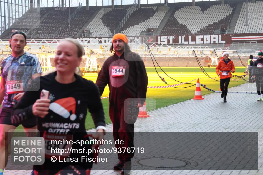 07.12.2025 - St. Pauli X-Mass-Run No. 15 Luisa Fischer http://msf.ph/oto/9376719 07.12.2025 10:24:03 Ziel 3649, 887, 3644, 1104, 4145, 638, 1104, 2508, 2511, 2603, 2634, 3052, 3078, 3079, 3539, 3644, 3649, 3887, 3890, 3968, 4005, 4043, 4139, 4141, 4144, 4145, 4203, 4377, 4378, 4458, 4549, 4765 meine-sportfotos.de