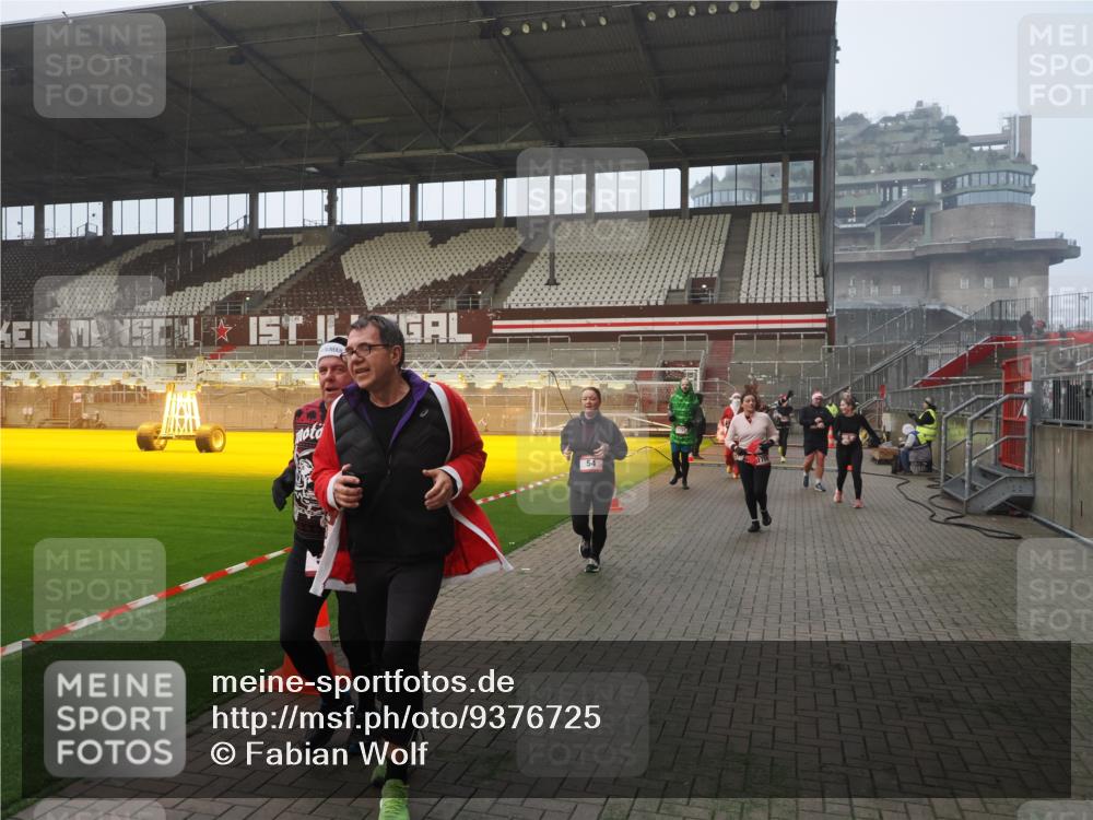 07.12.2025 - St. Pauli X-Mass-Run No. 15 Fabian Wolf http://msf.ph/oto/9376725 07.12.2025 10:05:46 Ziel 2, 3, 54, 123, 363, 385, 512, 945, 1215, 1222, 1789, 1791, 3231, 3877, 4194, 4195, 4552, 4555, 4559, 4560 meine-sportfotos.de