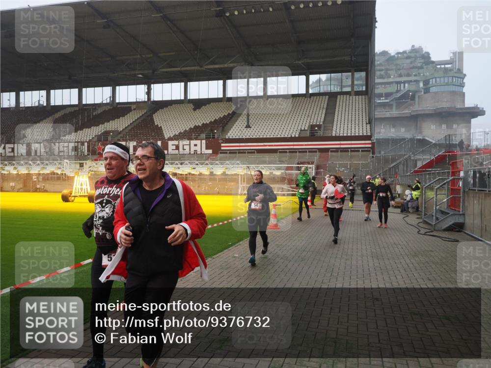 07.12.2025 - St. Pauli X-Mass-Run No. 15 Fabian Wolf http://msf.ph/oto/9376732 07.12.2025 10:05:47 Ziel 2, 3, 54, 123, 363, 385, 512, 945, 1215, 1222, 1789, 1791, 3231, 3877, 4194, 4195, 4552, 4555, 4559, 4560 meine-sportfotos.de