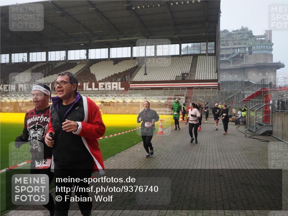 07.12.2025 - St. Pauli X-Mass-Run No. 15 Fabian Wolf http://msf.ph/oto/9376740 07.12.2025 10:05:47 Ziel 2, 3, 54, 123, 363, 385, 512, 945, 1215, 1222, 1789, 1791, 3231, 3877, 4194, 4195, 4552, 4555, 4559, 4560 meine-sportfotos.de