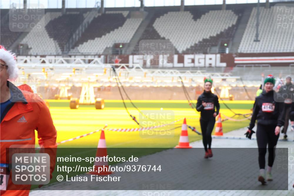 07.12.2025 - St. Pauli X-Mass-Run No. 15 Luisa Fischer http://msf.ph/oto/9376744 07.12.2025 10:24:08 Ziel 15, 1, 1, 4145, 638, 711, 1104, 2603, 2634, 3539, 3644, 3649, 3887, 3890, 3968, 4005, 4043, 4139, 4141, 4144, 4145, 4203, 4377, 4378, 4458, 4479, 4549, 4765 meine-sportfotos.de