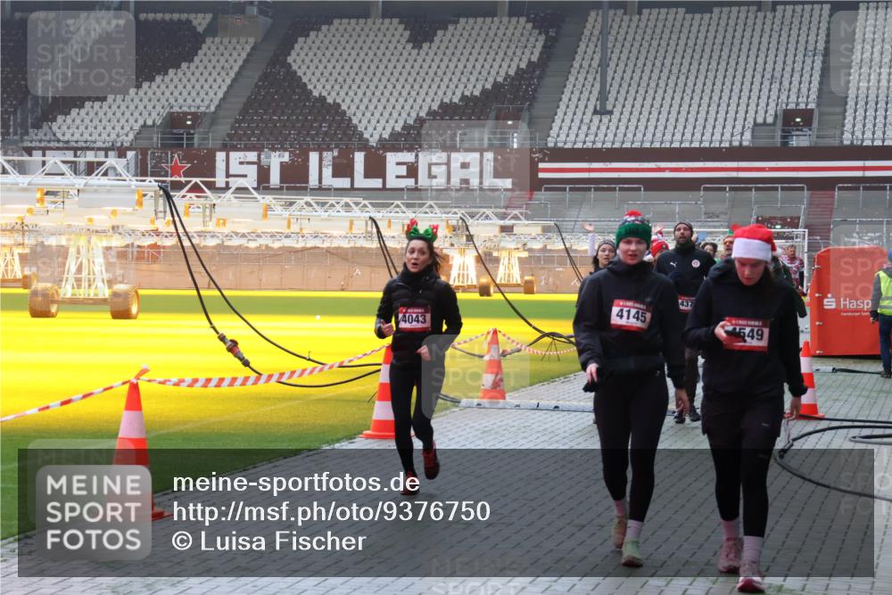 07.12.2025 - St. Pauli X-Mass-Run No. 15 Luisa Fischer http://msf.ph/oto/9376750 07.12.2025 10:24:09 Ziel 4043, 4145, 437, 549, 638, 711, 1104, 2603, 2634, 3539, 3644, 3649, 3887, 3890, 3968, 4005, 4043, 4139, 4141, 4144, 4145, 4203, 4377, 4378, 4458, 4479, 4549, 4765 meine-sportfotos.de
