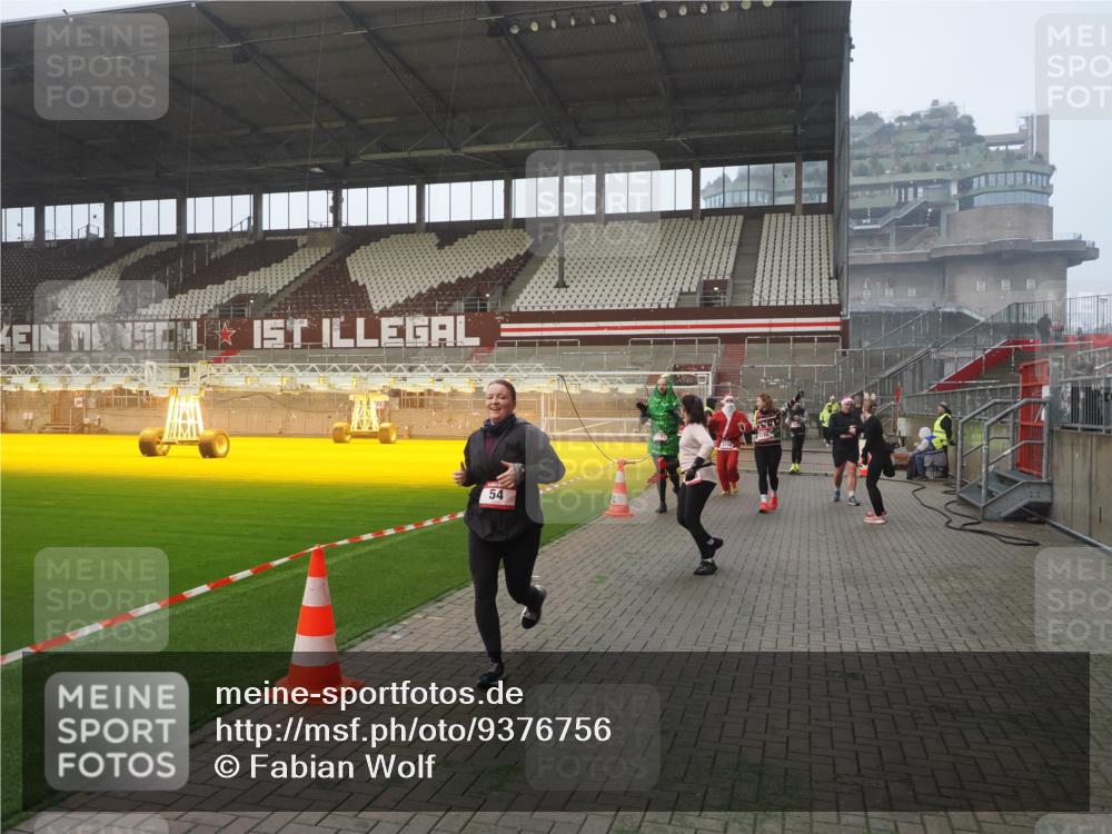 07.12.2025 - St. Pauli X-Mass-Run No. 15 Fabian Wolf http://msf.ph/oto/9376756 07.12.2025 10:05:48 Ziel 2, 3, 54, 123, 363, 385, 512, 945, 1215, 1222, 1789, 1791, 3231, 3877, 4194, 4195, 4552, 4555, 4559, 4560 meine-sportfotos.de