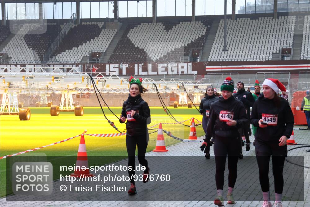 07.12.2025 - St. Pauli X-Mass-Run No. 15 Luisa Fischer http://msf.ph/oto/9376760 07.12.2025 10:24:10 Ziel 43, 4145, 4549, 40, 638, 711, 1104, 2603, 2634, 3539, 3644, 3649, 3887, 3890, 3968, 4005, 4043, 4139, 4141, 4144, 4145, 4203, 4377, 4378, 4458, 4479, 4549, 4765 meine-sportfotos.de