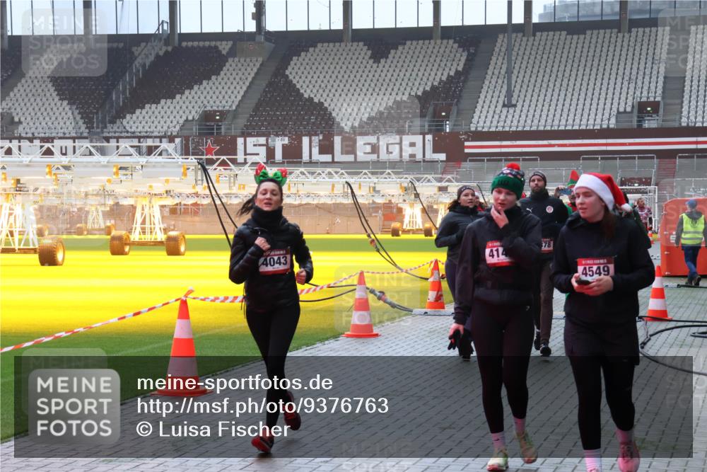 07.12.2025 - St. Pauli X-Mass-Run No. 15 Luisa Fischer http://msf.ph/oto/9376763 07.12.2025 10:24:10 Ziel 4043, 414, 78, 4549, 638, 711, 1104, 2603, 2634, 3539, 3644, 3649, 3887, 3890, 3968, 4005, 4043, 4139, 4141, 4144, 4145, 4203, 4377, 4378, 4458, 4479, 4549, 4765 meine-sportfotos.de