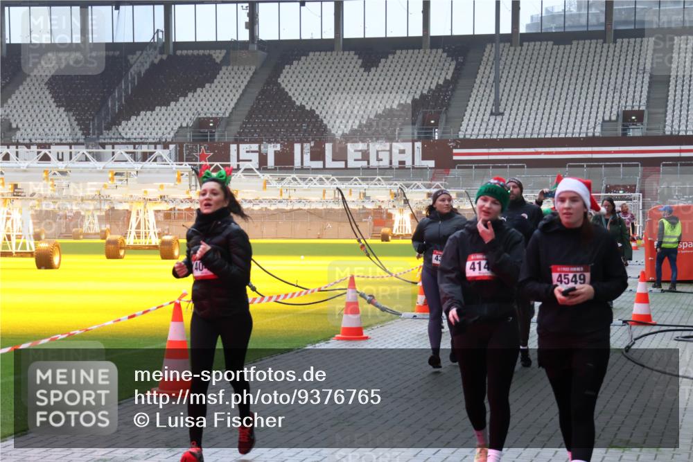 07.12.2025 - St. Pauli X-Mass-Run No. 15 Luisa Fischer http://msf.ph/oto/9376765 07.12.2025 10:24:11 Ziel 43, 414, 4549, 638, 711, 1104, 2603, 2634, 3539, 3644, 3649, 3887, 3890, 3968, 4005, 4043, 4139, 4141, 4144, 4145, 4203, 4377, 4378, 4458, 4479, 4549, 4765 meine-sportfotos.de