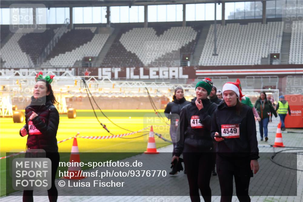 07.12.2025 - St. Pauli X-Mass-Run No. 15 Luisa Fischer http://msf.ph/oto/9376770 07.12.2025 10:24:11 Ziel 40, 414, 4549, 638, 711, 1104, 2603, 2634, 3539, 3644, 3649, 3887, 3890, 3968, 4005, 4043, 4139, 4141, 4144, 4145, 4203, 4377, 4378, 4458, 4479, 4549, 4765 meine-sportfotos.de