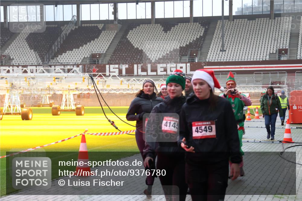 07.12.2025 - St. Pauli X-Mass-Run No. 15 Luisa Fischer http://msf.ph/oto/9376780 07.12.2025 10:24:13 Ziel 414, 4549, 638, 711, 1104, 2603, 2634, 3539, 3644, 3649, 3887, 3890, 3968, 4005, 4043, 4139, 4141, 4144, 4145, 4203, 4377, 4378, 4458, 4479, 4549, 4765 meine-sportfotos.de