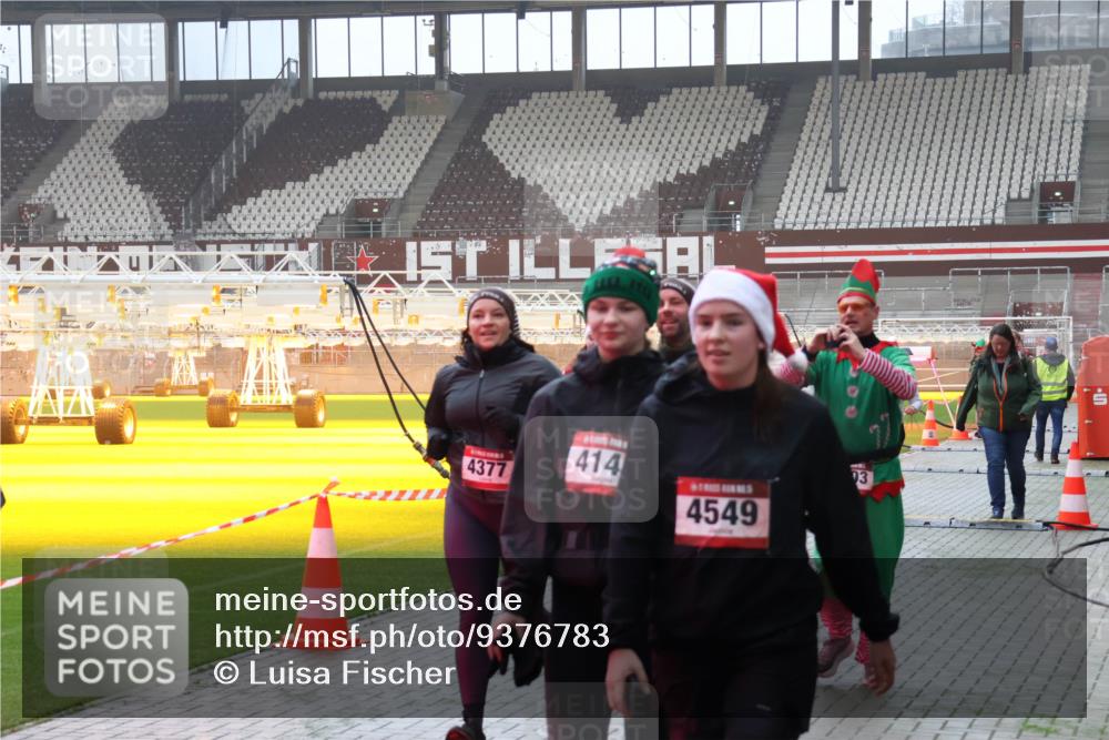 07.12.2025 - St. Pauli X-Mass-Run No. 15 Luisa Fischer http://msf.ph/oto/9376783 07.12.2025 10:24:13 Ziel 4377, 414, 4549, 3, 638, 711, 1104, 2603, 2634, 3539, 3644, 3649, 3887, 3890, 3968, 4005, 4043, 4139, 4141, 4144, 4145, 4203, 4377, 4378, 4458, 4479, 4549, 4765 meine-sportfotos.de