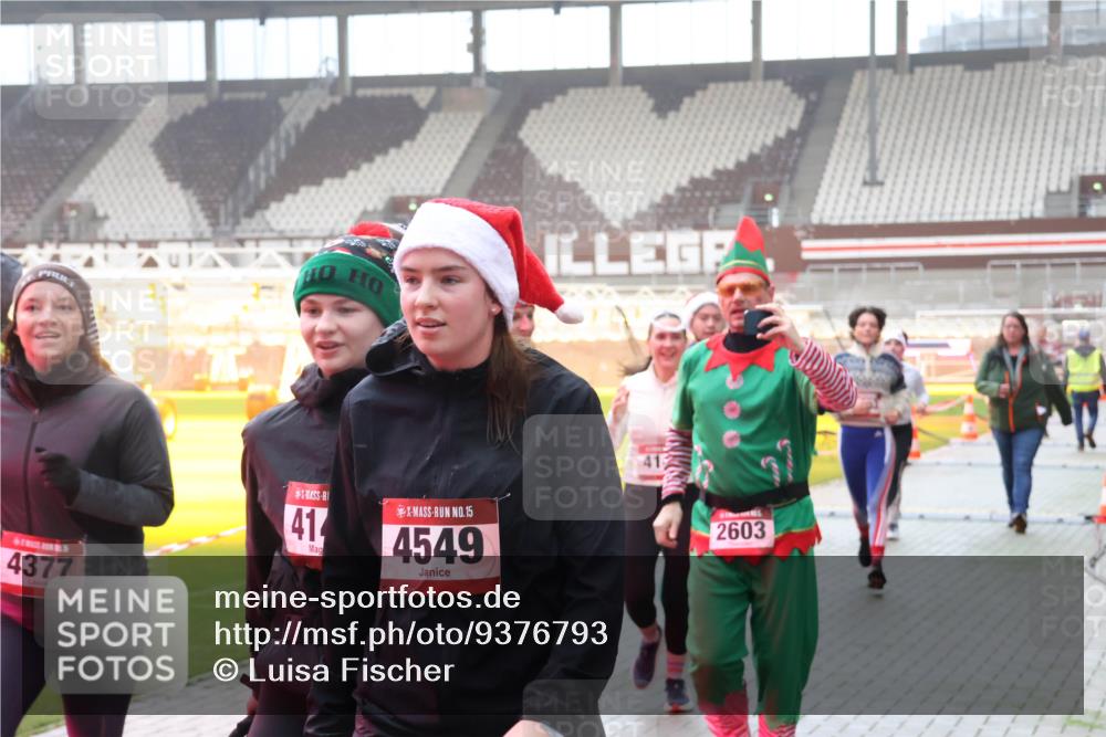 07.12.2025 - St. Pauli X-Mass-Run No. 15 Luisa Fischer http://msf.ph/oto/9376793 07.12.2025 10:24:14 Ziel 4377, 414, 15, 4549, 41, 2603, 638, 711, 1104, 2603, 2634, 3539, 3644, 3649, 3887, 3890, 3968, 4005, 4043, 4139, 4141, 4144, 4145, 4203, 4377, 4378, 4458, 4479, 4549, 4765 meine-sportfotos.de