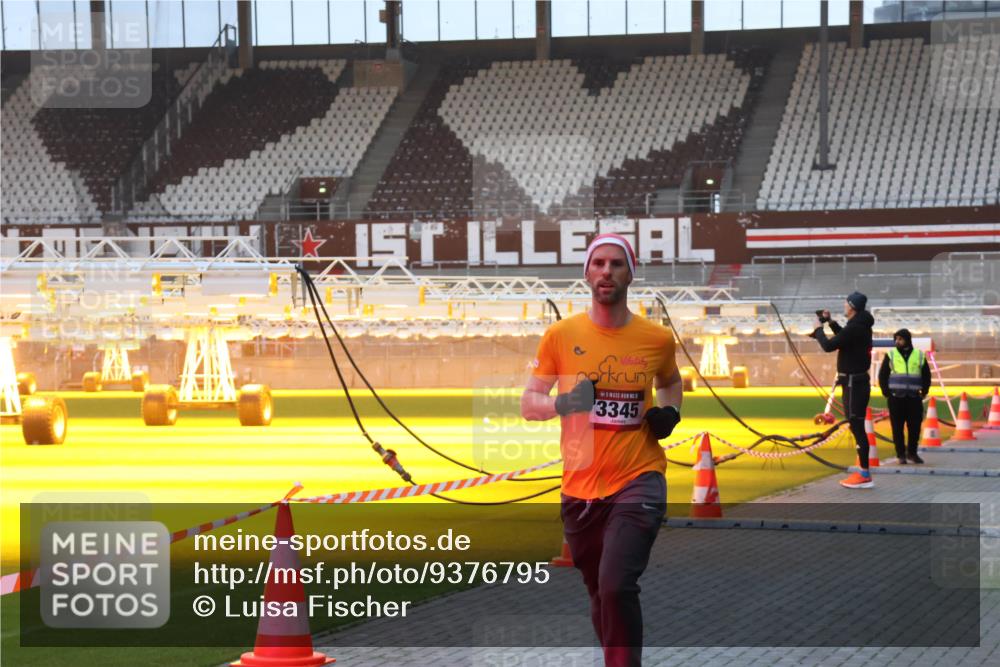 07.12.2025 - St. Pauli X-Mass-Run No. 15 Luisa Fischer http://msf.ph/oto/9376795 07.12.2025 09:59:22 Ziel 3345, 483, 532, 655, 939, 1003, 1115, 1120, 1528, 1542, 1603, 1782, 1785, 2392, 2529, 3147, 3308, 3345, 4031 meine-sportfotos.de