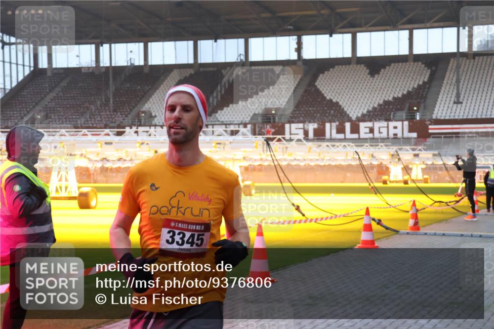 07.12.2025 - St. Pauli X-Mass-Run No. 15 Luisa Fischer http://msf.ph/oto/9376806 07.12.2025 09:59:24 Ziel 15, 3345, 483, 532, 655, 939, 1003, 1115, 1120, 1528, 1542, 1603, 1782, 1785, 2392, 2529, 3147, 3308, 3345 meine-sportfotos.de