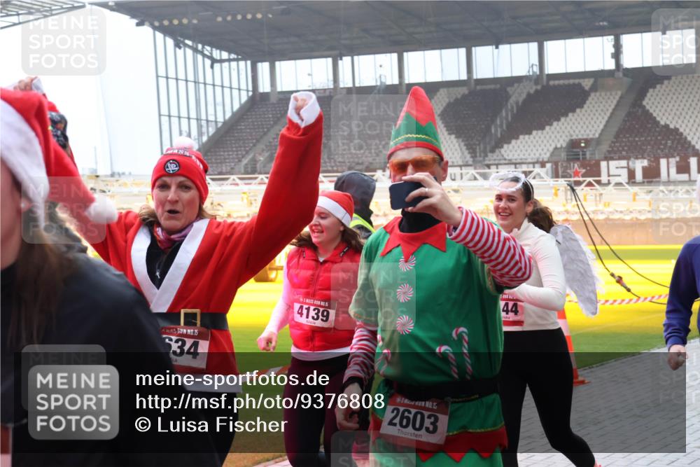 07.12.2025 - St. Pauli X-Mass-Run No. 15 Luisa Fischer http://msf.ph/oto/9376808 07.12.2025 10:24:16 Ziel 15, 634, 15, 4139, 2603, 44, 638, 711, 1104, 2603, 2634, 3539, 3644, 3649, 3887, 3890, 3968, 4005, 4043, 4139, 4141, 4144, 4145, 4203, 4377, 4378, 4458, 4479, 4549, 4765 meine-sportfotos.de