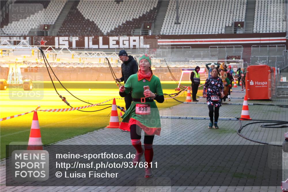 07.12.2025 - St. Pauli X-Mass-Run No. 15 Luisa Fischer http://msf.ph/oto/9376811 07.12.2025 09:59:35 Ziel 939, 1120, 655, 939, 1120, 1542, 2204, 2207, 2392, 2529, 2657, 3147, 3345 meine-sportfotos.de