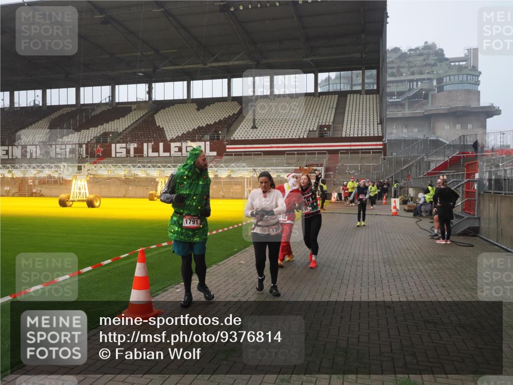07.12.2025 - St. Pauli X-Mass-Run No. 15 Fabian Wolf http://msf.ph/oto/9376814 07.12.2025 10:05:52 Ziel 2, 3, 54, 123, 363, 385, 512, 676, 945, 1215, 1222, 1789, 1791, 2756, 3877, 4194, 4195, 4559, 4560 meine-sportfotos.de