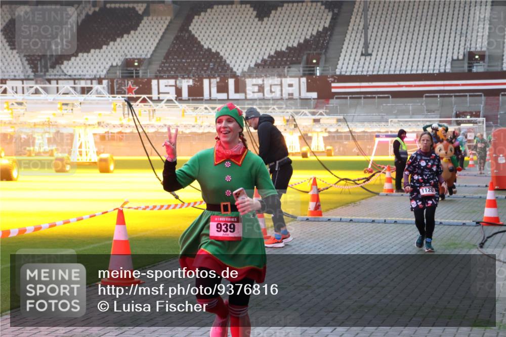 07.12.2025 - St. Pauli X-Mass-Run No. 15 Luisa Fischer http://msf.ph/oto/9376816 07.12.2025 09:59:36 Ziel 15, 939, 1120, 655, 939, 1120, 1542, 2204, 2207, 2529, 2657, 3147, 3345, 4029 meine-sportfotos.de