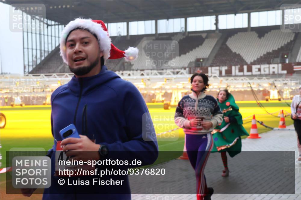 07.12.2025 - St. Pauli X-Mass-Run No. 15 Luisa Fischer http://msf.ph/oto/9376820 07.12.2025 10:24:17 Ziel 47, 638, 711, 897, 1104, 2603, 2634, 3539, 3644, 3649, 3887, 3890, 3968, 4043, 4139, 4144, 4145, 4203, 4377, 4378, 4479, 4549, 4765 meine-sportfotos.de