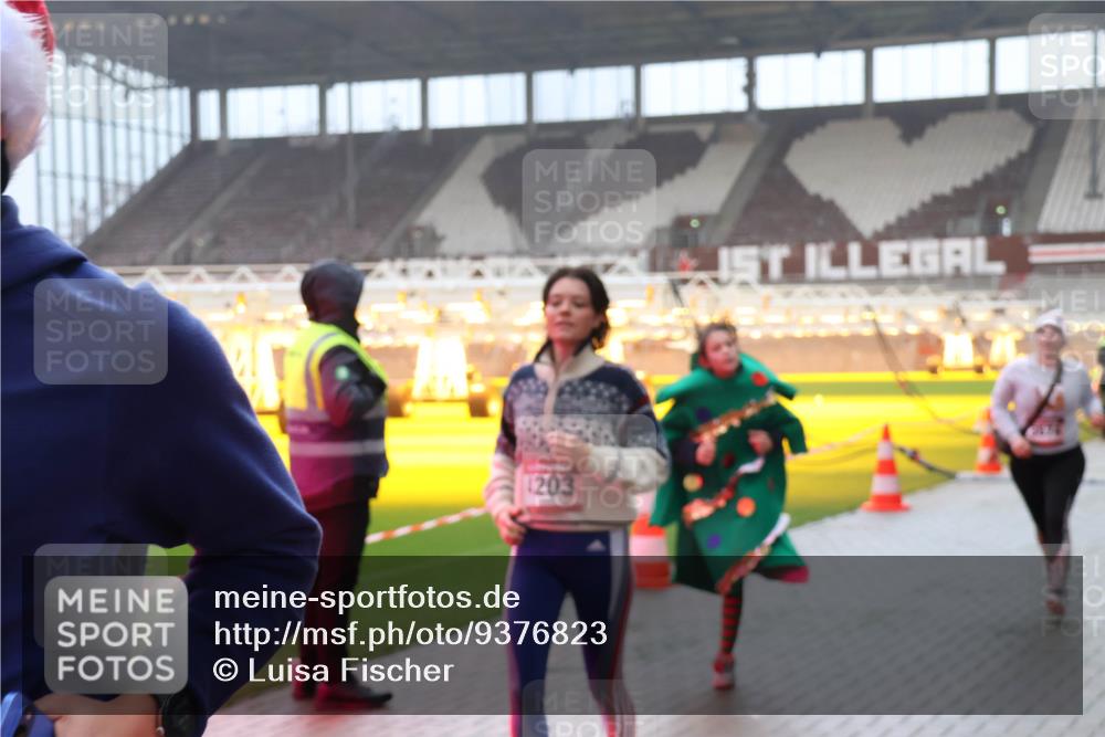07.12.2025 - St. Pauli X-Mass-Run No. 15 Luisa Fischer http://msf.ph/oto/9376823 07.12.2025 10:24:18 Ziel 1203, 638, 711, 897, 1104, 2603, 2634, 3539, 3644, 3649, 3887, 3890, 3968, 4040, 4043, 4139, 4144, 4145, 4203, 4377, 4378, 4479, 4549, 4765 meine-sportfotos.de