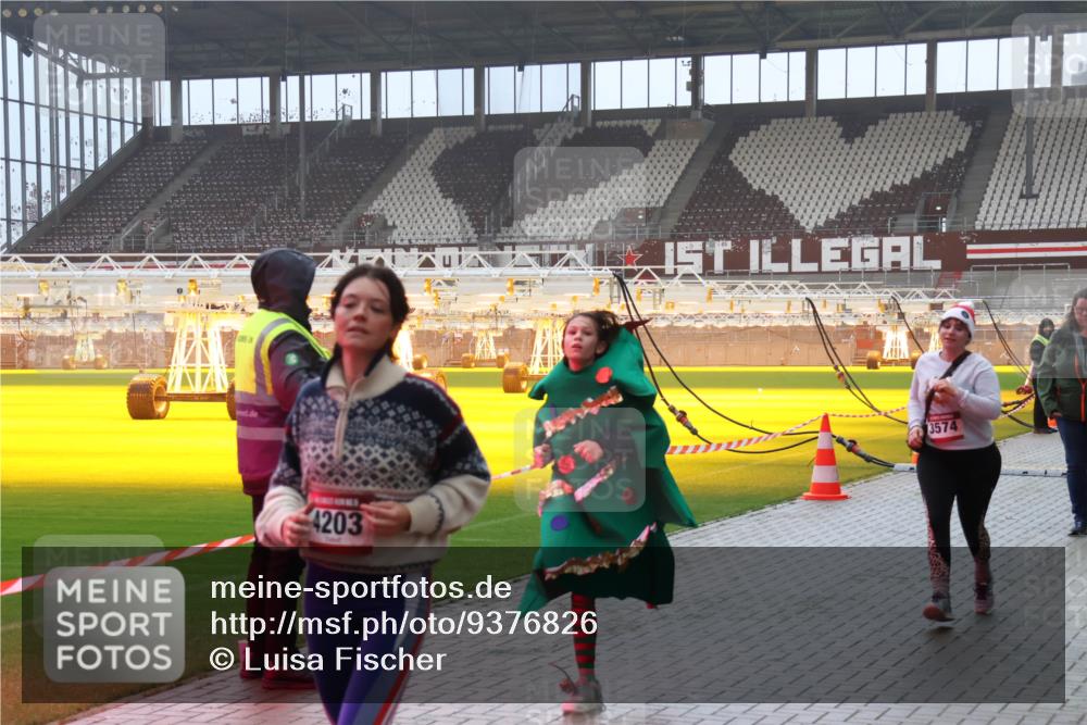 07.12.2025 - St. Pauli X-Mass-Run No. 15 Luisa Fischer http://msf.ph/oto/9376826 07.12.2025 10:24:18 Ziel 4203, 3574, 638, 711, 897, 1104, 2603, 2634, 3539, 3644, 3649, 3887, 3890, 3968, 4040, 4043, 4139, 4144, 4145, 4203, 4377, 4378, 4479, 4549, 4765 meine-sportfotos.de