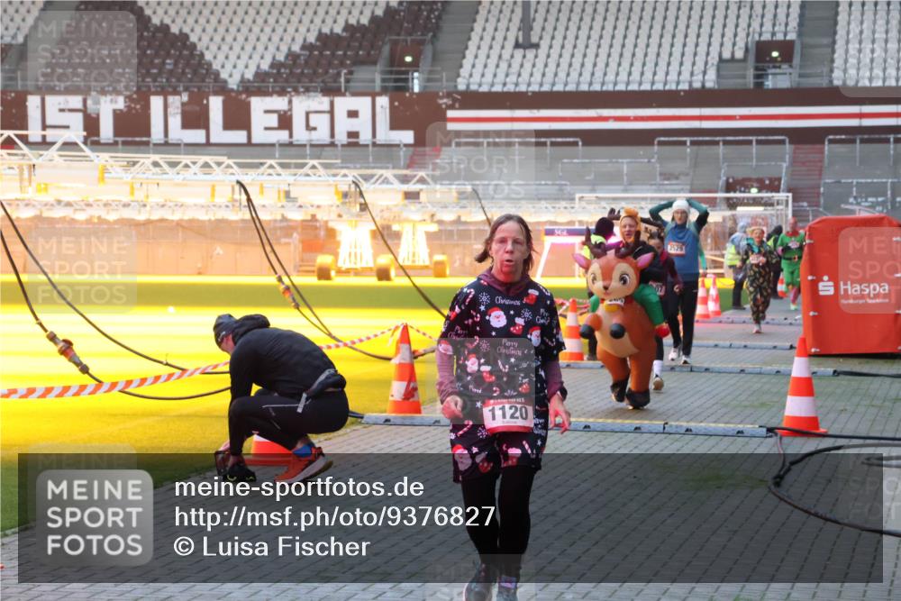 07.12.2025 - St. Pauli X-Mass-Run No. 15 Luisa Fischer http://msf.ph/oto/9376827 07.12.2025 09:59:38 Ziel 1120, 2520, 655, 939, 961, 1120, 1542, 2204, 2207, 2529, 2657, 3147, 3345, 4029 meine-sportfotos.de