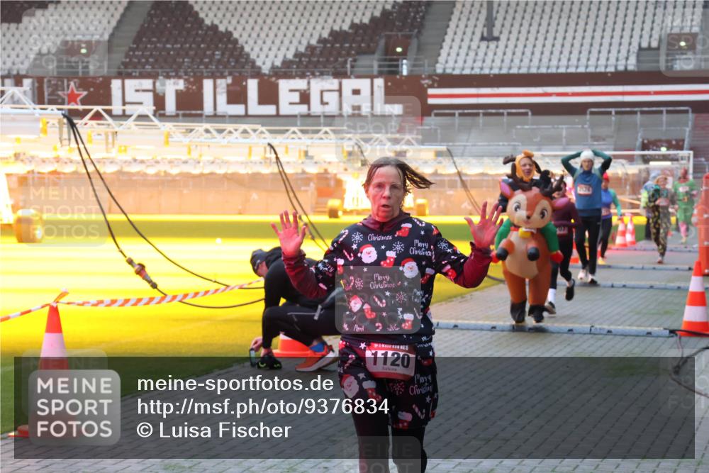 07.12.2025 - St. Pauli X-Mass-Run No. 15 Luisa Fischer http://msf.ph/oto/9376834 07.12.2025 09:59:39 Ziel 15, 1120, 07, 655, 939, 961, 1120, 2204, 2207, 2529, 2657, 3147, 3345, 4029 meine-sportfotos.de