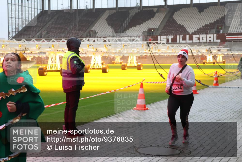 07.12.2025 - St. Pauli X-Mass-Run No. 15 Luisa Fischer http://msf.ph/oto/9376835 07.12.2025 10:24:19 Ziel 106, 3574, 638, 711, 897, 1104, 2603, 2634, 3539, 3644, 3649, 3887, 3890, 3968, 4040, 4043, 4139, 4144, 4145, 4203, 4377, 4378, 4479, 4549, 4765 meine-sportfotos.de