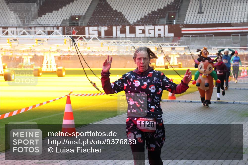 07.12.2025 - St. Pauli X-Mass-Run No. 15 Luisa Fischer http://msf.ph/oto/9376839 07.12.2025 09:59:39 Ziel 15, 1120, 655, 939, 961, 1120, 2204, 2207, 2529, 2657, 3147, 3345, 4029 meine-sportfotos.de