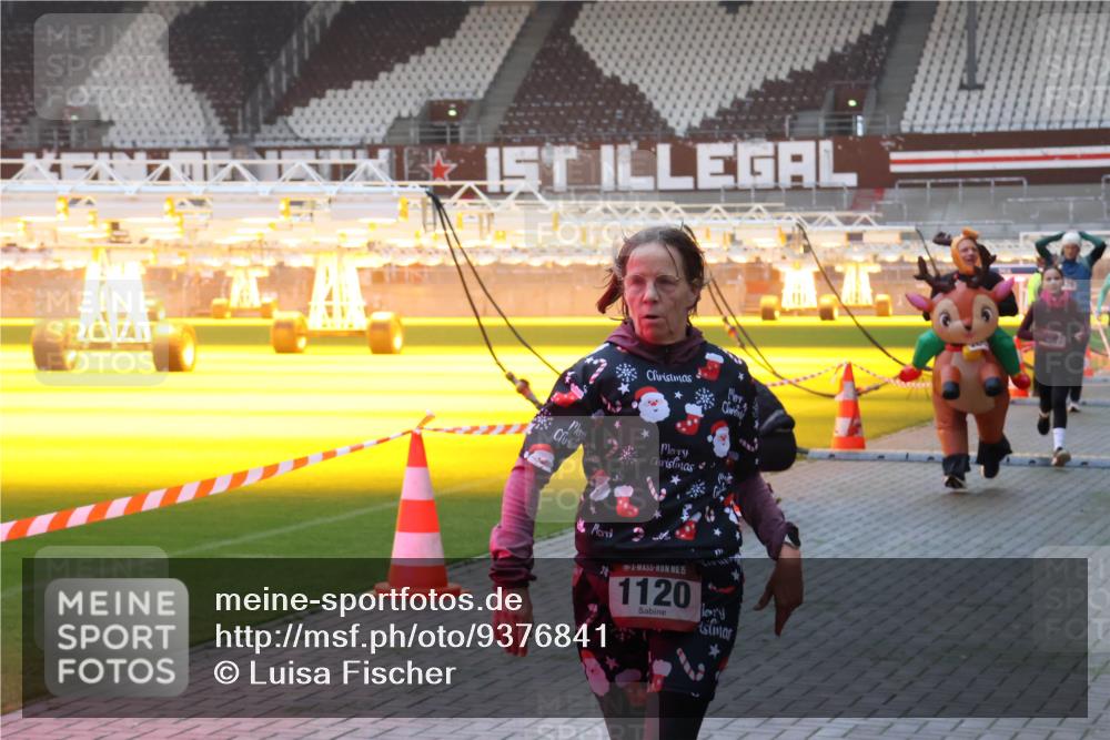07.12.2025 - St. Pauli X-Mass-Run No. 15 Luisa Fischer http://msf.ph/oto/9376841 07.12.2025 09:59:40 Ziel 15, 1120, 655, 939, 961, 1120, 2204, 2207, 2529, 2657, 3147, 3345, 4029 meine-sportfotos.de