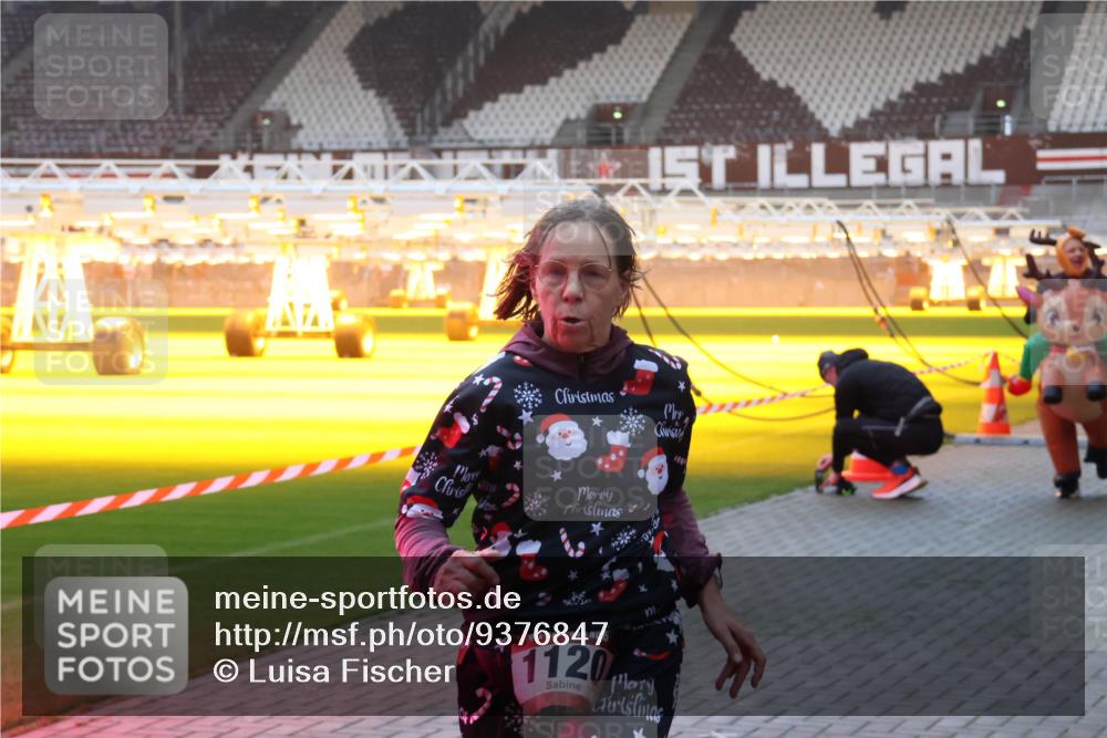 07.12.2025 - St. Pauli X-Mass-Run No. 15 Luisa Fischer http://msf.ph/oto/9376847 07.12.2025 09:59:40 Ziel 15, 1120, 655, 939, 961, 1120, 2204, 2207, 2529, 2657, 3147, 3345, 4029 meine-sportfotos.de