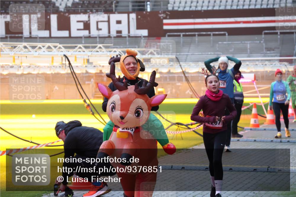 07.12.2025 - St. Pauli X-Mass-Run No. 15 Luisa Fischer http://msf.ph/oto/9376851 07.12.2025 09:59:42 Ziel 265, 29, 2204, 488, 655, 939, 961, 1120, 2204, 2207, 2529, 2657, 3147, 3345, 4029, 4052, 4465 meine-sportfotos.de